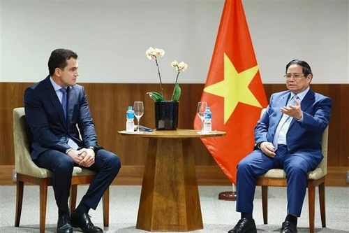 Le Premier ministre Pham Minh Chinh et un représentant du groupe JBS. Photo : VNA.