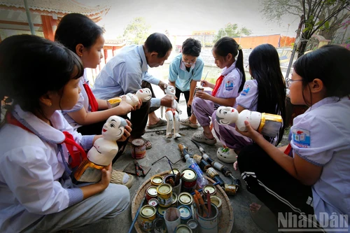 L’art des marionnettes sur l’eau de Nguyen Xa trouve un nouveau souffle à l’école