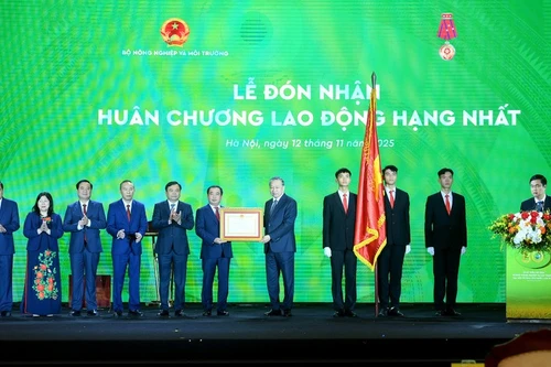 Le ministère de l'Agriculture et de l'Environnement s'est vu décerner l'Ordre du Travail de première classe. Photo : NDEL.