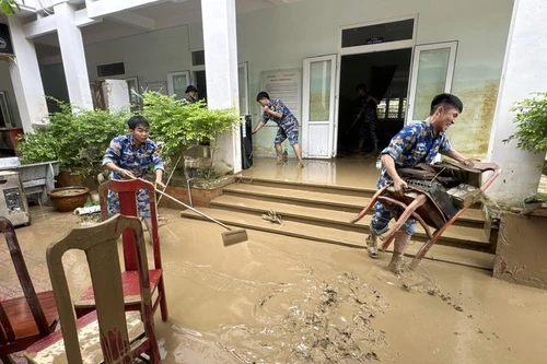 L'armée participe au nettoyage de la maternelle Vinh Thanh, dans le quartier de Tay Nha Trang, province de Khanh Hoà. Photo : VNA.