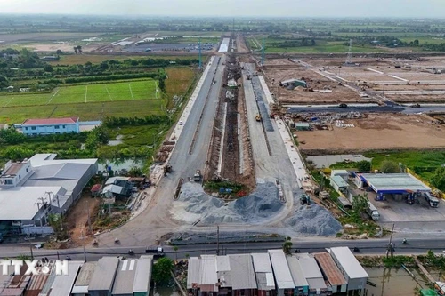 Route menant au parc industriel VSIP Can Tho à l'intersection avec la route nationale 80. Photo : VNA.