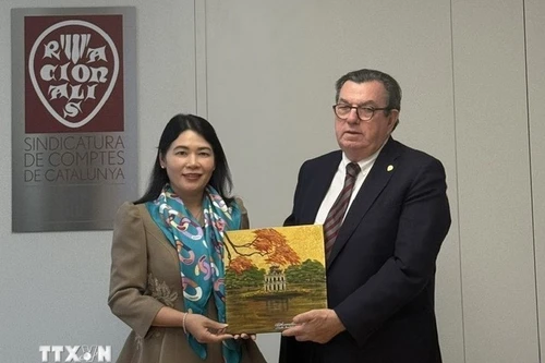 L'auditrice générale adjointe du Vietnam, Ha Thi My Dung remet un souvenir au président de la Cour des comptes catalane Miquel Salazar Canalda. Photo : VNA.