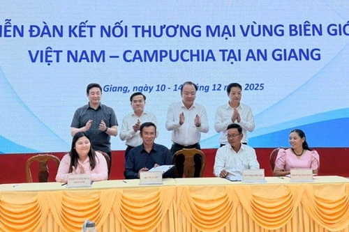 Cérémonie de signature de l'accord de coopération entre entreprises vietnamiennes et cambodgiennes. Photo : Congthuong.