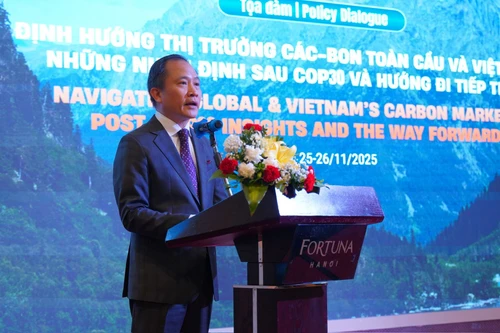 Le Prof. associé Nguyen Dinh Tien, représentant la VNU–UEB prend la parole lors du dialogue.