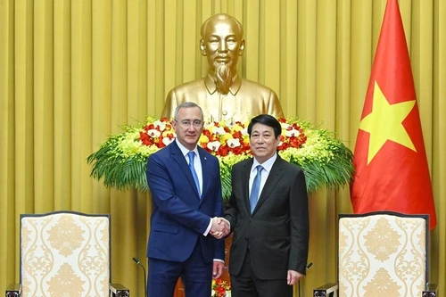 Le président vietnamien Luong Cuong (droite) reçoit le gouverneur de l'oblast de Kalouga de Russie. Photo : NDEL.
