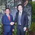Le membre du Bureau politique et permanent du Secrétariat du Comité central du PCV, Tran Cam Tu,(gauche), membre du Bureau politique et permanent du Secrétariat du Comité central du PCV et Lawrence Wong, secrétaire général du PAP et Premier ministre singapourien. Photo : VNA.