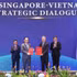 Le membre du Bureau politique et ministre des Affaires étrangères, Le Hoai Trung, et le ministre singapourien des Affaires étrangères, Vivian Balakrishnan, échangent la Déclaration commune sur la Stratégie de connectivité technologique Vietnam-Singapour. Photo : VNA.