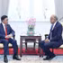 Le membre du Bureau politique et permanent du Secrétariat du Comité central du PCV, Tran Cam Tu,(gauche), et le ministre coordinateur de la Sécurité nationale et ministre de l'Intérieur de Singapour, K. Shanmugam. Photo : VNA.