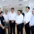 Le membre du Bureau politique et permanent du Secrétariat du Comité central du PCV, Tran Cam Tu, et le secrétaire général adjoint du Parti d’action populaire de Singapour, ministre coordinateur des Services publics, Chan Chun Sing, visitent un point de rencontre avec les électeurs du PAP. Photo : VNA.