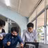 Des étudiants de l'Université de technologie – Université nationale du Vietnam à Hô Chi Minh-Ville s'exercent à des applications de haute technologie. Photo : VNA. 