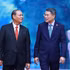 Le Premier ministre Le Minh Hung (droite) et Vilay Lakhamfong, membre du Bureau politique et permanent du Secrétariat du Comité central du Parti populaire révolutionnaire lao (PPRL). Photo : VNA.
