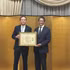 L’ambassadeur du Japon au Vietnam, Ito Naoki (à droite), remet le satisfecit du ministre japonais des Affaires étrangères à la maison d’édition Kim Dong, le 28 octobre à Hanoï. Photo : baoquocte.vn.