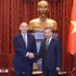 Le secrétaire général du Parti communiste du Vietnam et président de la République, To Lam (droite), reçoit Elchin Amirbayov, envoyé spécial du président de la République d’Azerbaïdjan, en visite de travail au Vietnam. Photo : VNA 