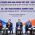 Le vice-Premier ministre permanent Pham Gia Tuc (centre) avec les délégués lors du 9e Sommet des affaires Vietnam - États-Unis, le 14 octobre à Hanoï. Photo : VNA.