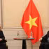 Le ministre des Affaires étrangères Lê Hoài Trung (à droite) et le secrétaire général adjoint du Parti du travail de Belgique (PTB), Benjamin Pestieau, à Bruxelles, le 24 octobre. Photo : VNA 