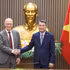 Le Premier ministre Le Minh Hung (droite) reçoit le maire de Hambourg Peter Tschentscher. Photo : baochinhphu.
