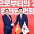 Le président de l’AN du Vietnam, Tran Thanh Man (gauche), et le président du Parti du pouvoir du peuple (PPP), Jang Dong Hyeok. Photo : VNA, 