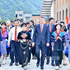 Le Premier ministre Le Minh Hung et des enseignants, élèves de l'internat multi-niveaux de Muong Khuong dans la province de Lao Cai. Photo : NDEL.
