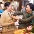 Mme Ngo Phuong Ly, épouse du secrétaire général du Parti et président de la République To Lam (droite) et Mme Kyu Kyu Hla, épouse du président birman Min Aung Hlaing, visitent le village de la soie de Van Phuc. Photo : VNA. 