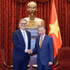 Le secrétaire général du Parti communiste vietnamien et président To Lam (à droite) serre la main de l’ambassadeur de France au Vietnam, Olivier Brochet, à Hanoï, le 4 septembre. Photo : VNA.