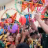 Les enfants reçoivent avec joie des lanternes traditionnelles en forme d’étoile à cinq branches. Photo : NDEL