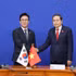 Le président de l'AN du Vietnam, Tran Thanh Man (à droite), rencontre le président du Parti démocrate de Corée, Kim Min Seok. Photo : VNA. 
