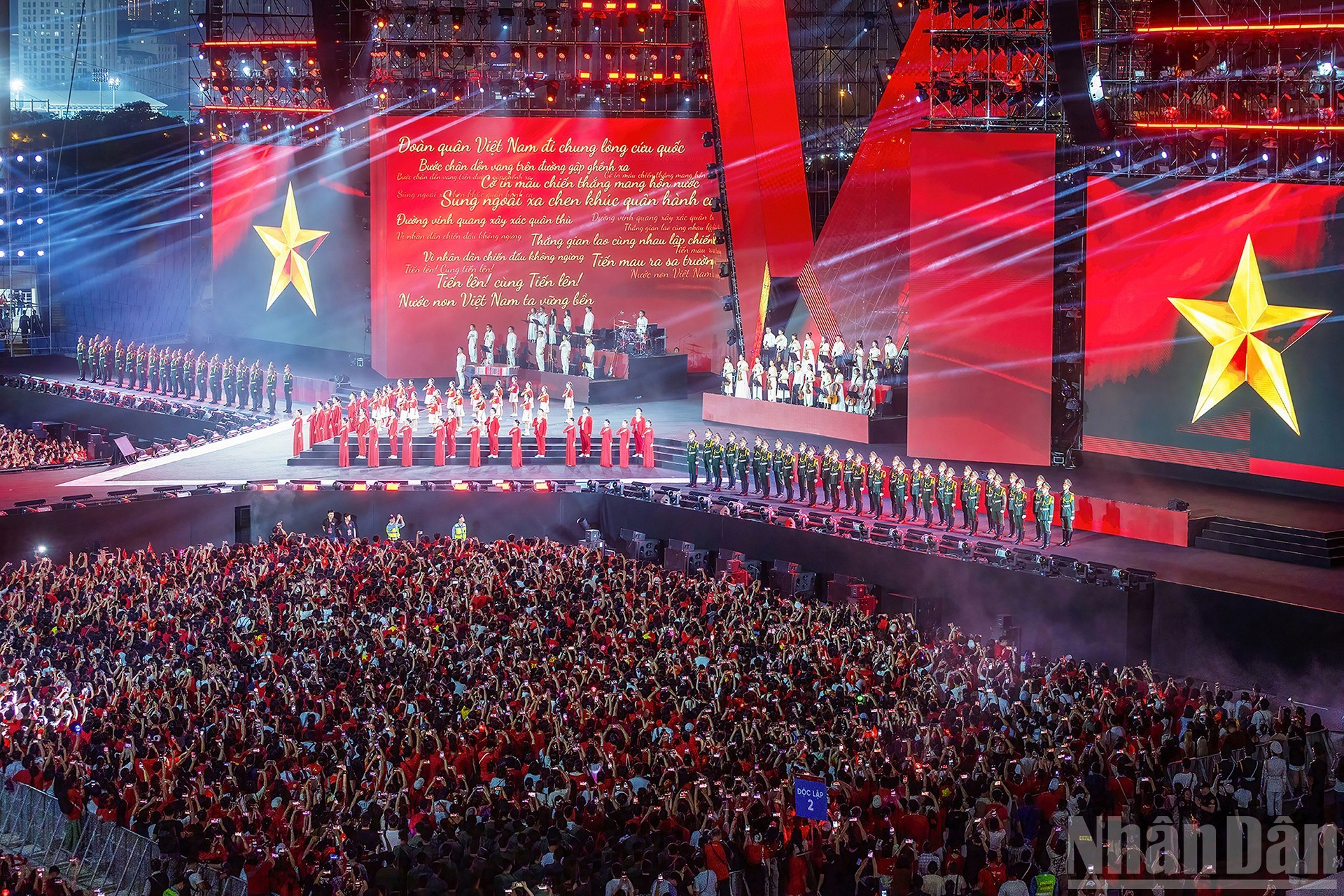 Unis par l’hymne national « Tien Quan Ca ». Photo : Pham Quoc Dung. 2.jpg