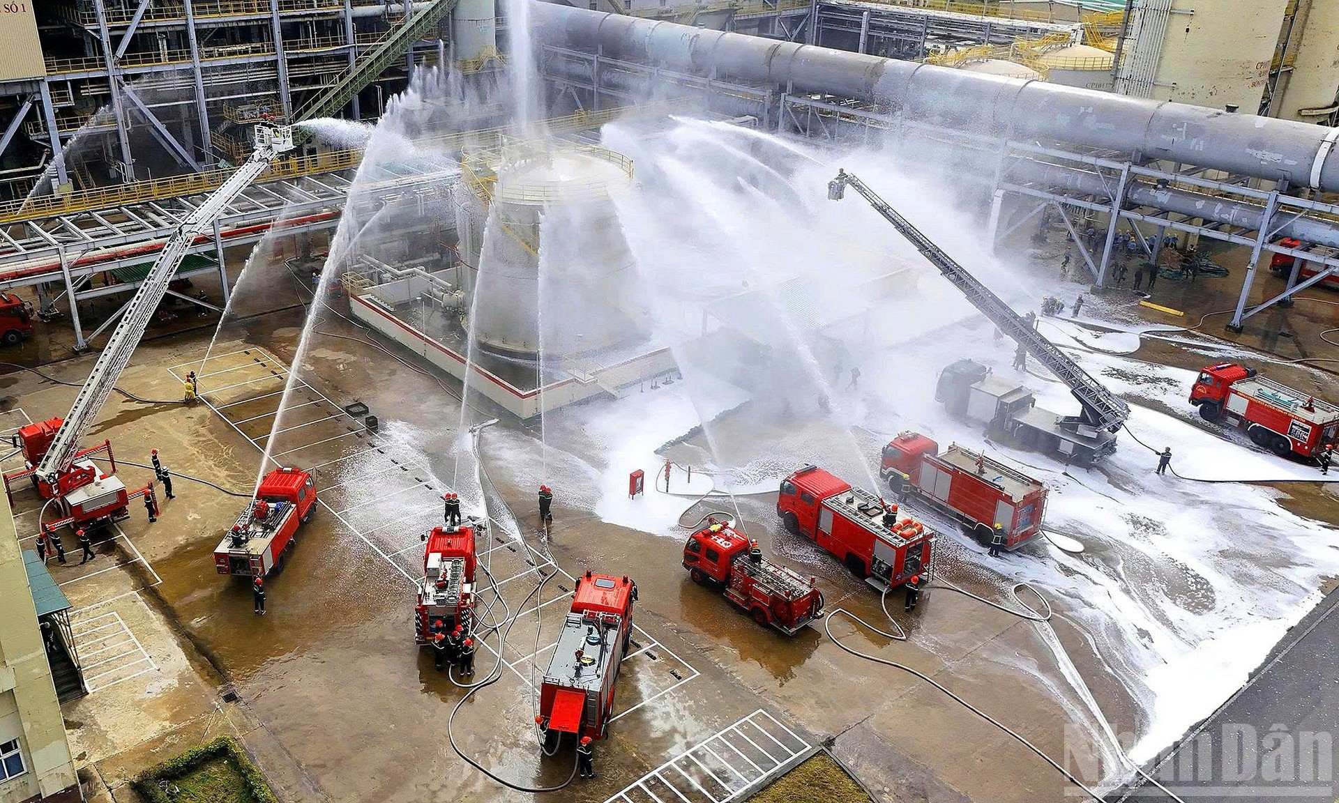 Exercice de lutte contre l’incendie à haute technologie. Photo : Minh Thi. 7.jpg