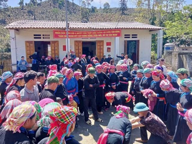 Les habitants du village de Ban Lien participent ensemble au jeu traditionnel de lutte à la perche à l’occasion du festival. Photo: vietnamnet.vn