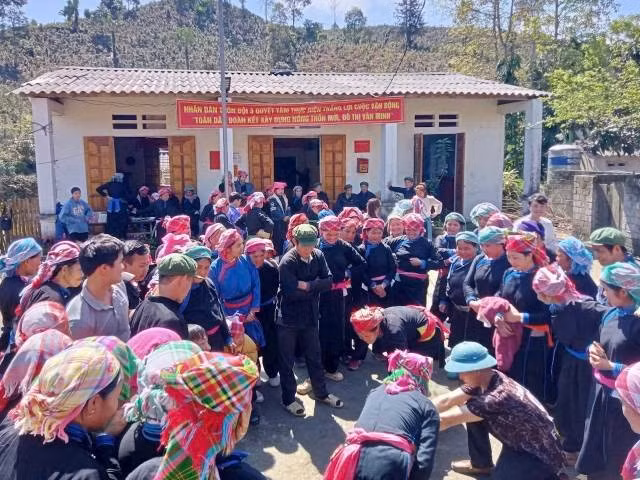 Les habitants du village de Ban Lien participent ensemble au jeu traditionnel de lutte à la perche à l’occasion du festival. Photo: vietnamnet.vn