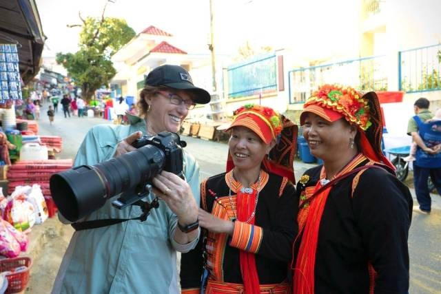 Barbara pose pour une photo avec des habitants des minorités ethniques à Lai Châu. Photo : Barbara Landsberg whatsapp-image-2025-10-01-at-1-1297-9614-1759578498.jpg