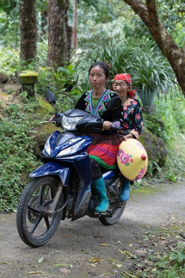Deux femmes issues des minorités ethniques rentrent chez elles pour préparer le déjeuner collectif à Sìn Ho, province de Lai Chau. Photo: Barbara Landsberg whatsapp-image-2025-10-02-at-2-2593-4349-1759578499.jpg