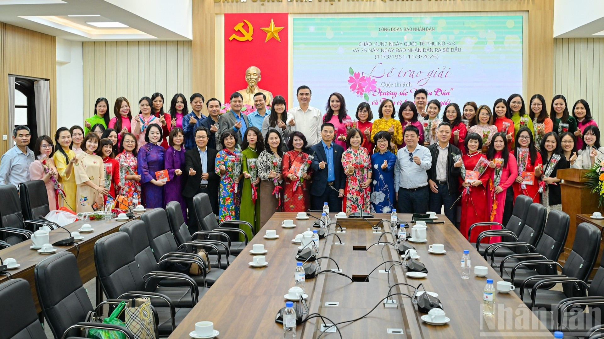 Les dirigeants du Syndicat des Sciences et Technologies du Vietnam et les dirigeants du journal Nhân Dân prennent une photo souvenir avec les membres féminins du syndicat du journal Nhân Dân.