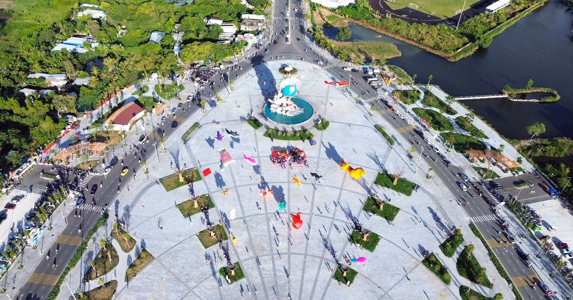 Des dizaines de cerfs-volants géants représentant des crevettes, des crabes ainsi que des personnages de dessins animés dans le ciel de la place publique de Ca Mau. Photo: vnexpress.net