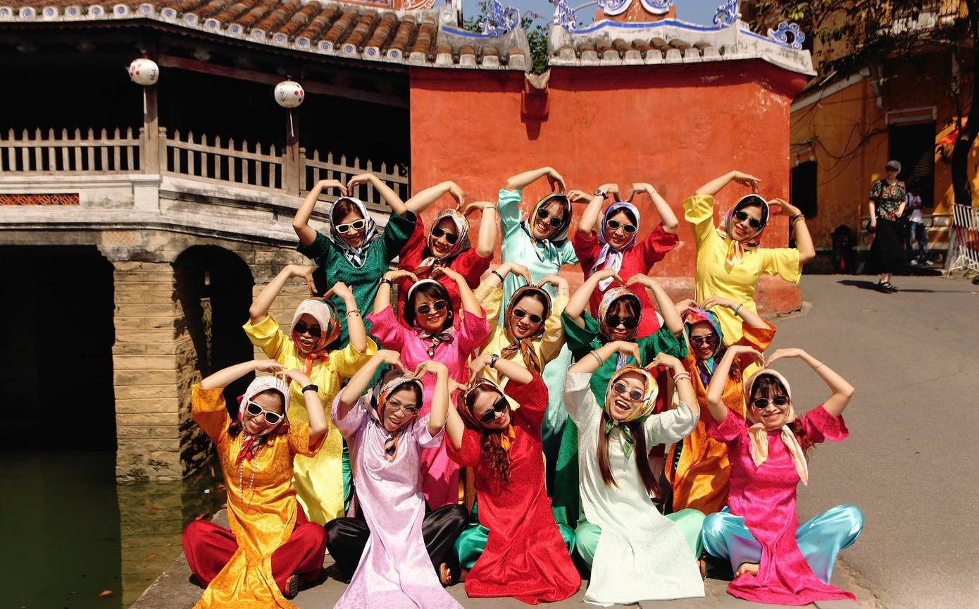 Mme Mai et son groupe d’amies prennent des photos au site patrimonial du Pont japonais. Photo : tienphong.vn