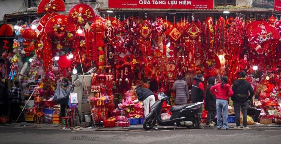Les marchés et les rues commerçantes traditionnelles se parent de couleurs éclatantes et deviennent plus animés qu’à l’accoutumée. Photo : VOV.