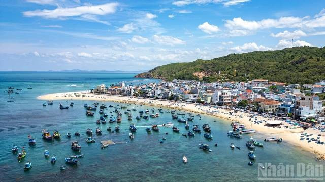 Des centaines de bateaux de pêche alignés le long de la plage évoquent la quiétude et la culture typique d’un village de pêcheurs du centre du Vietnam. Photo : nhandan.vn 3-45.jpg