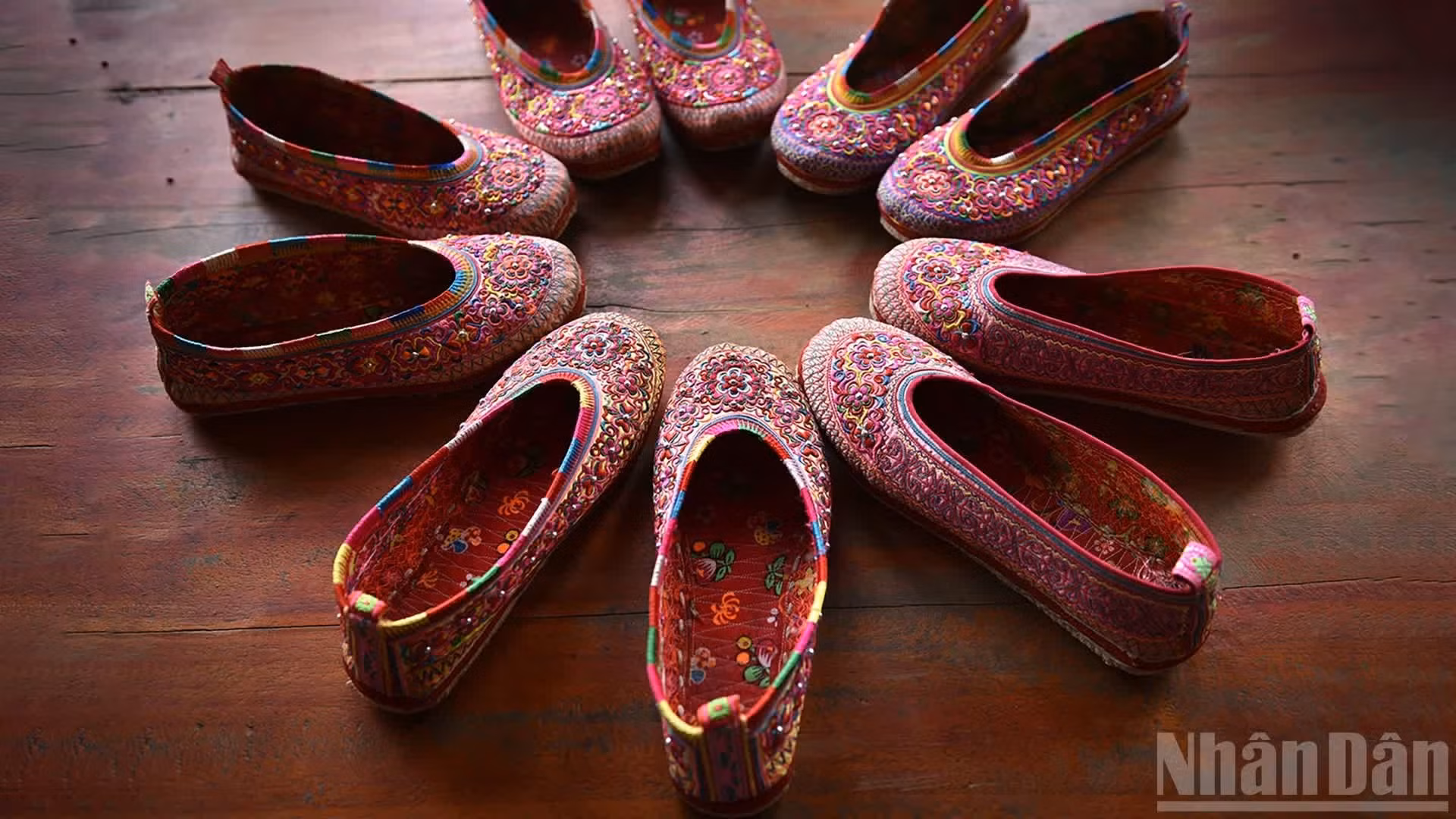 Les chaussures traditionnelles des Xa Phang se distinguent par leurs motifs minutieusement brodés à la main. (Photo : VU LINH)