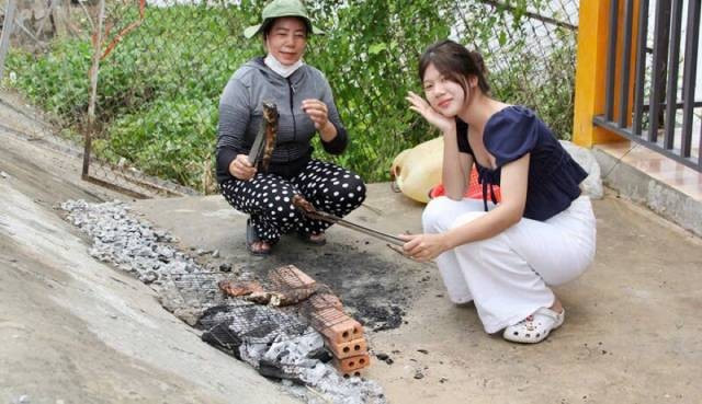 Les voyageurs expriment leur satisfaction en découvrant le tourisme de saison des crues à Dong Thap. Photo : VOV. 15-2.jpg