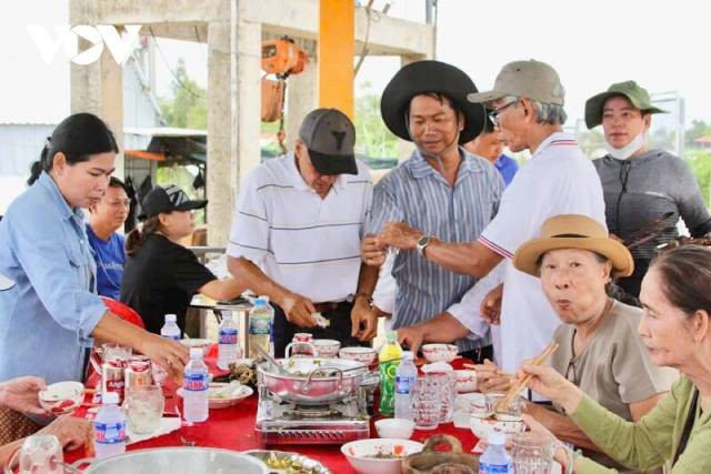 Ils savourent des spécialités culinaires imprégnées des saveurs authentiques du Sud-Ouest du Vietnam. Photo : VOV. 16-1.jpg