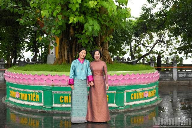 Mme Nguyen Thi Minh Nguyet, épouse du président de la République Luong Cuong, et la Reine du Bhoutan. Photo: nhandan.vn 7-22.jpg