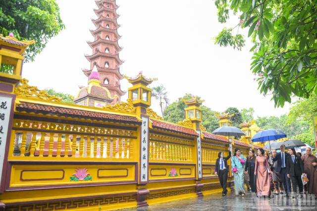 La reine du Bhoutan Jetsun Pema et Mme Nguyen Thi Minh Nguyet, épouse du président de la République Luong Cuong, dans l’enceinte de la pagode Tran Quoc. Photo: nhandan.vn 10-11.jpg