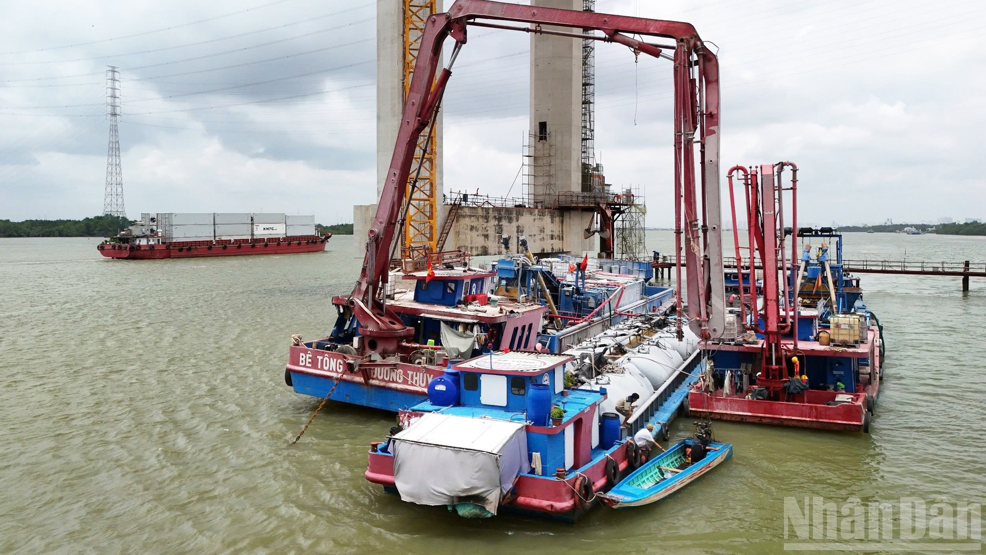 La relance du chantier du pont Phuoc Khanh est considérée comme une étape décisive pour connecter l’ensemble de l’autoroute Ben Luc–Long Thanh, dont les autres lots sont déjà pour l’essentiel achevés et mis en exploitation. Photo: nhandan.vn 9.jpg