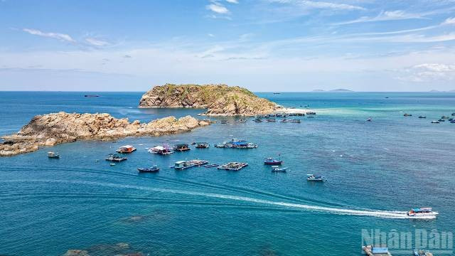 Des canots ramènent les touristes de Hon Kho vers la terre ferme après une journée riche en découvertes. Photo : nhandan.vn 10-7.jpg