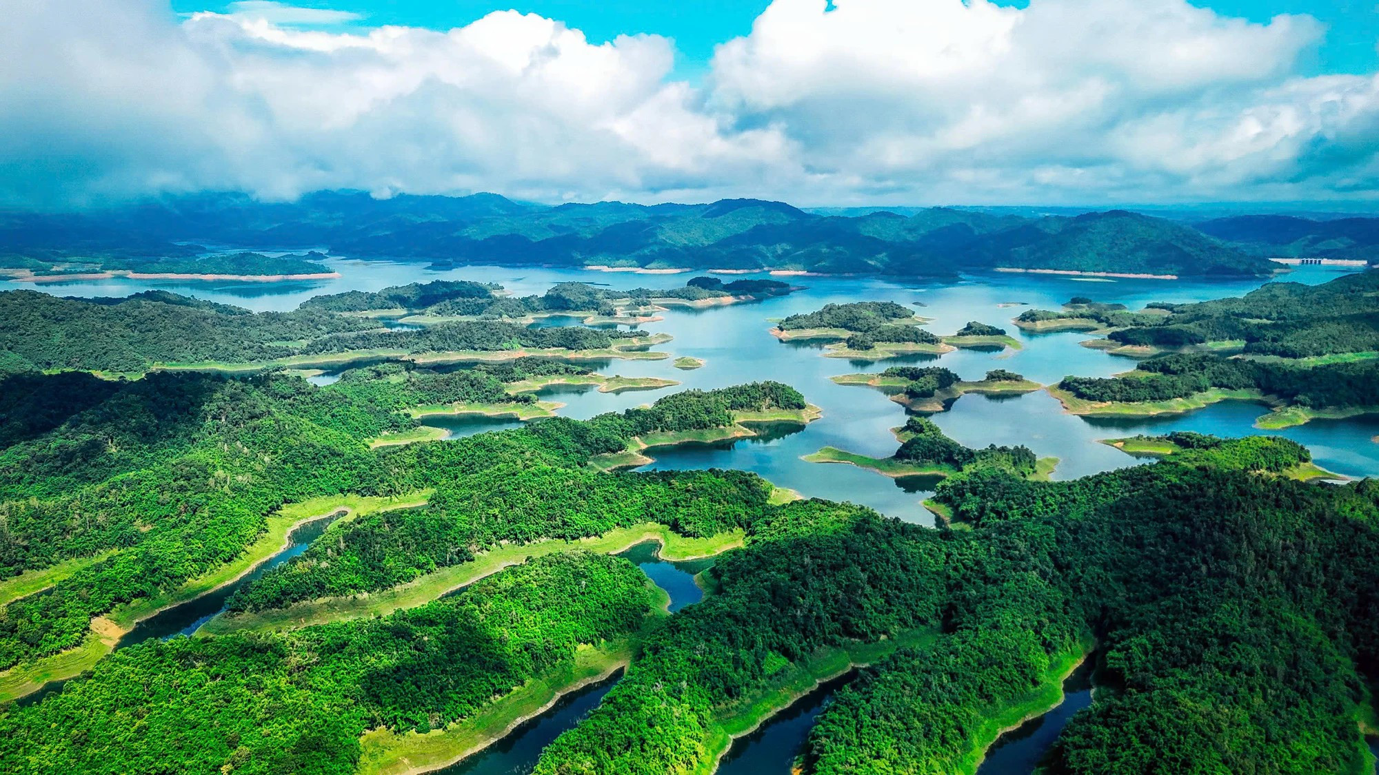 Le parc de Ta Dung compte de nombreuses îles de tailles diverses, souvent comparées à une « baie d’Hạ Long » au cœur des hauts plateaux du Tay Nguyen. Photo: plo.vn