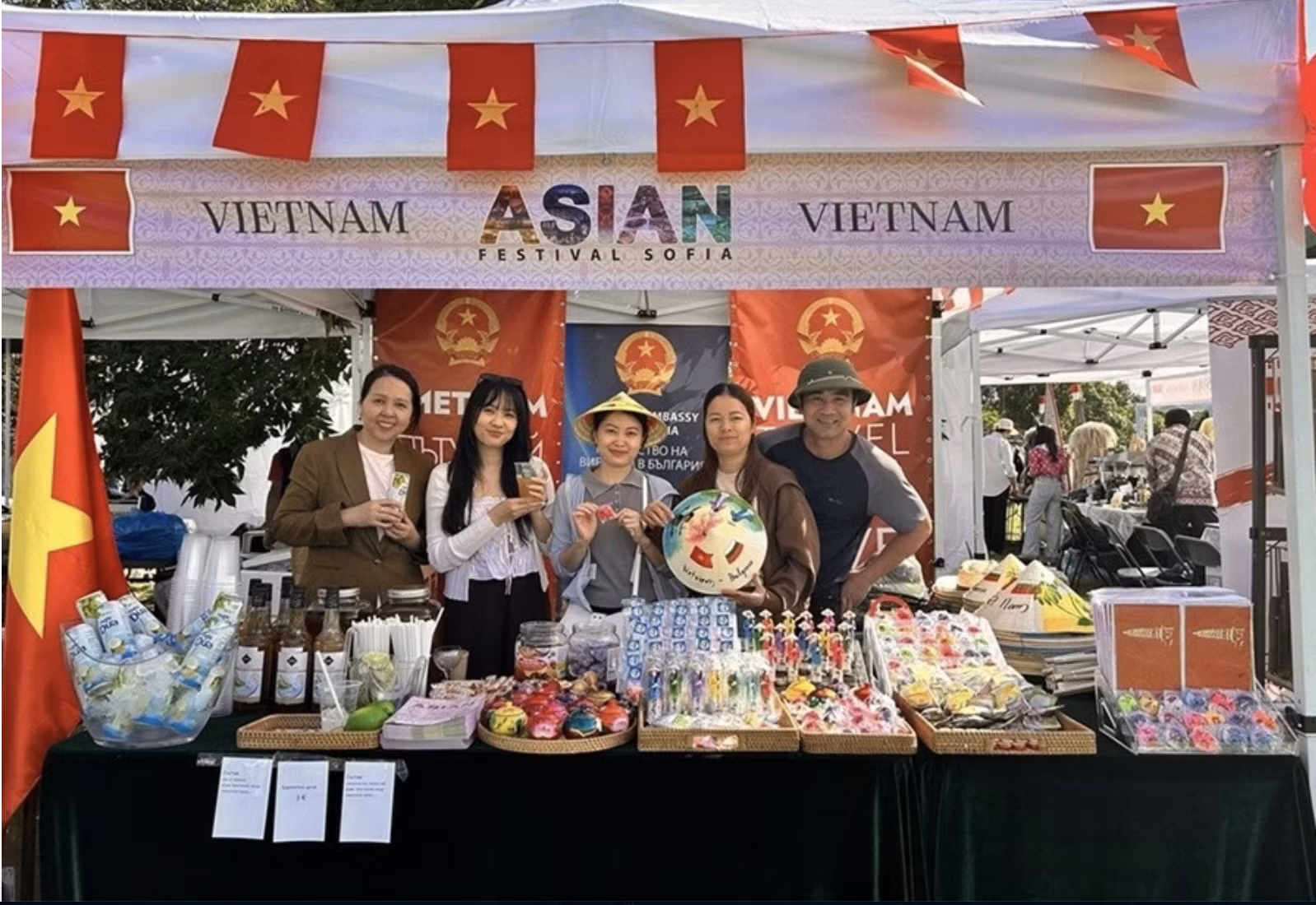 Les diplomates, employés et conjoints de l’ambassade du Vietnam en Bulgarie ont participé à la promotion de la culture vietnamienne lors de l’événement. (Source : Ambassade du Vietnam en Bulgarie)