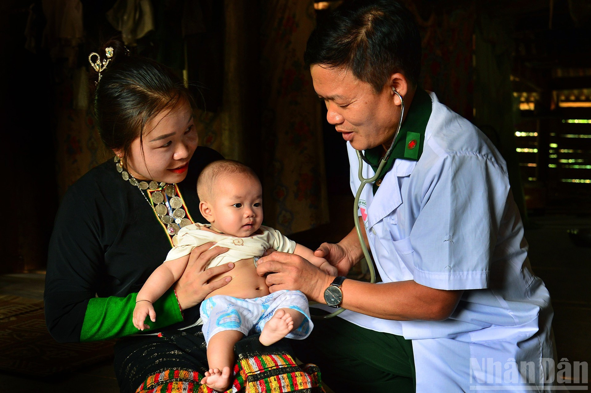 Médecins militaires du garde-frontière de Nghe An prenant soin de la santé de la population. Photo : Phan Tat Lanh. 11.jpg