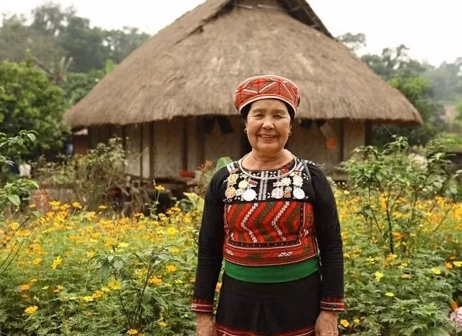 Mme Dang Thi Thanh raconte ses efforts pour transmettre son métier aux jeunes générations. Photo : baoquocte.vn