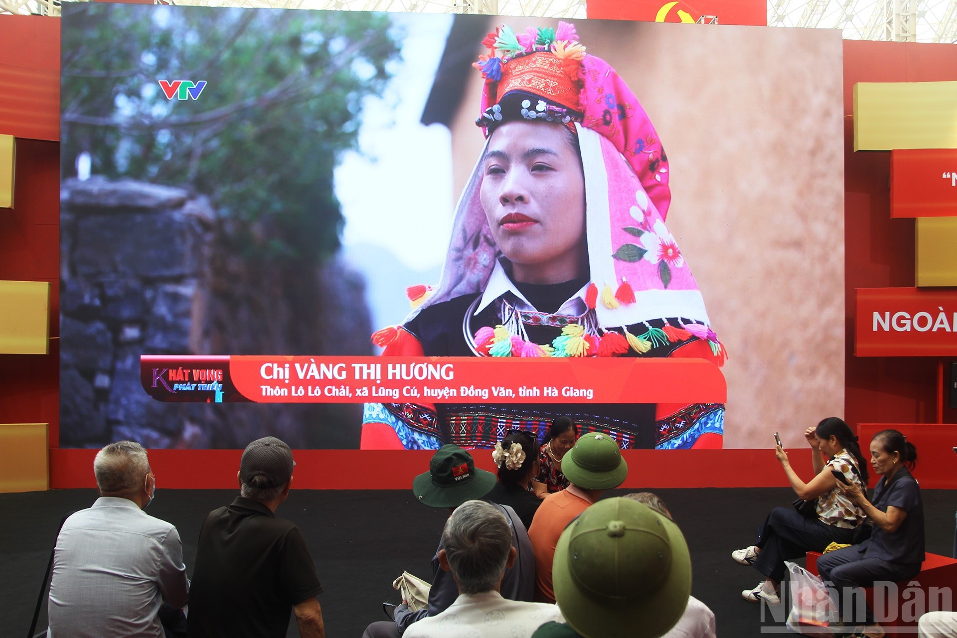 Dans la zone 6, les visiteurs peuvent suivre des reportages réalisés par la télévision nationale du Vietnam (VTV), reflétant de manière vivante le processus de développement économique, social et culturel. 8.jpg