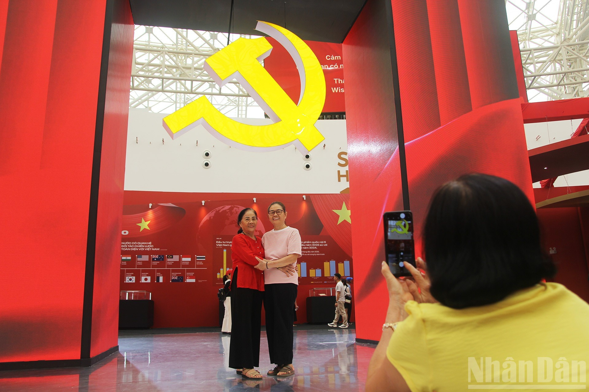 Le symbole communiste, conçu de manière imposante, suscite une forte impression auprès des visiteurs. Photo : nhandan.vn 11.jpg